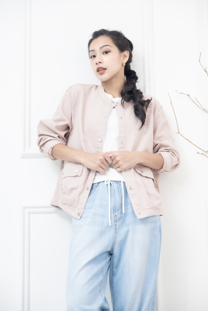 코트 圓領金屬扣下擺皺褶牛仔外套 / 灰粉色