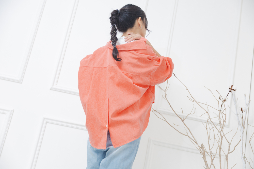 코트 襯衫領背後鈕扣開岔下擺圓弧外套 /  橘粉色