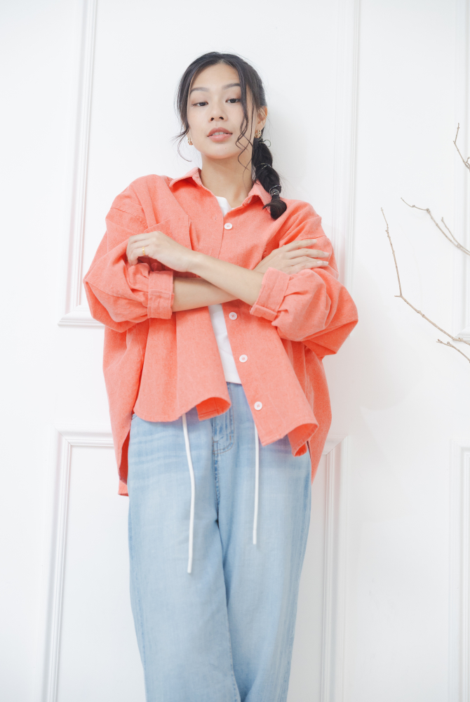 코트 襯衫領背後鈕扣開岔下擺圓弧外套 /  橘粉色