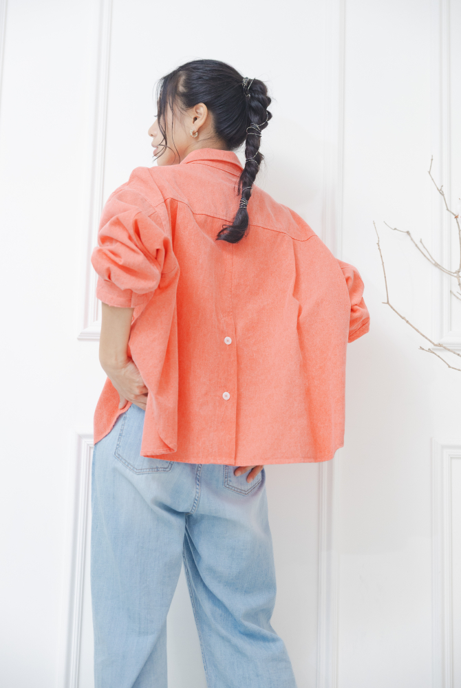 코트 襯衫領背後鈕扣開岔下擺圓弧外套 /  橘粉色