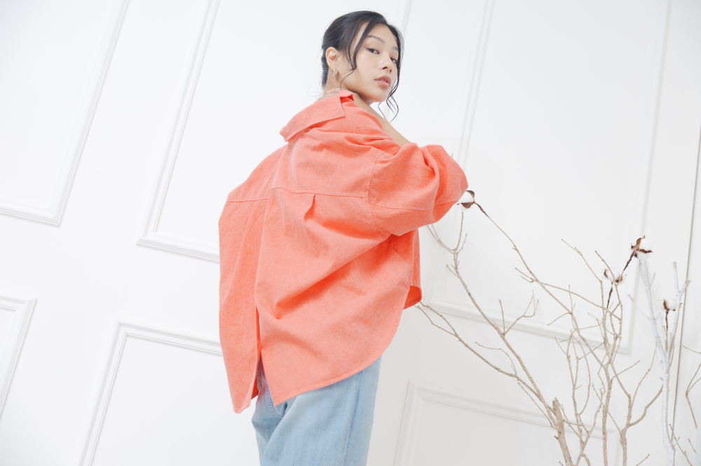 코트 襯衫領背後鈕扣開岔下擺圓弧外套 /  橘粉色