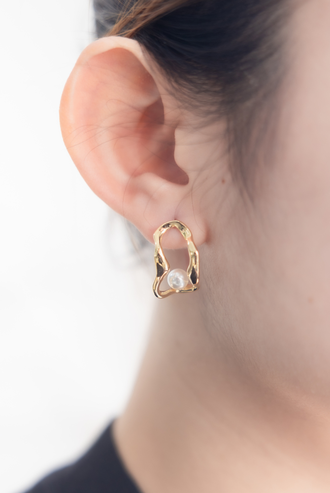 귀걸이 扭曲長空心橢圓珍珠耳環 / 金色