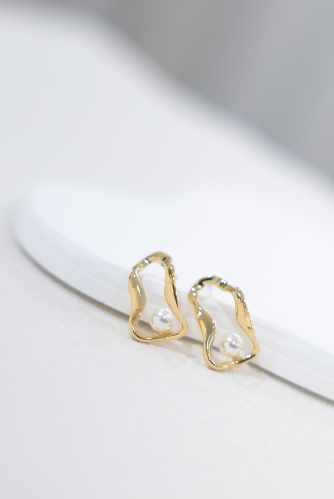 귀걸이 扭曲長空心橢圓珍珠耳環 / 金色