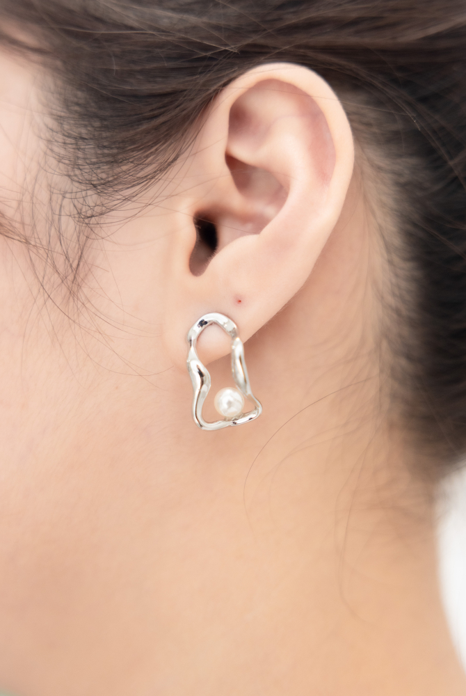 귀걸이 扭曲長空心橢圓珍珠耳環 / 金色