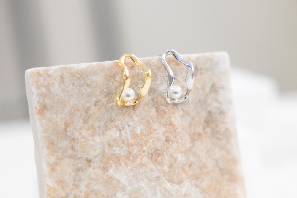 귀걸이 扭曲長空心橢圓珍珠耳環 / 金色