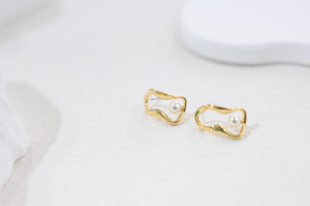 귀걸이 扭曲長空心橢圓珍珠耳環 / 金色