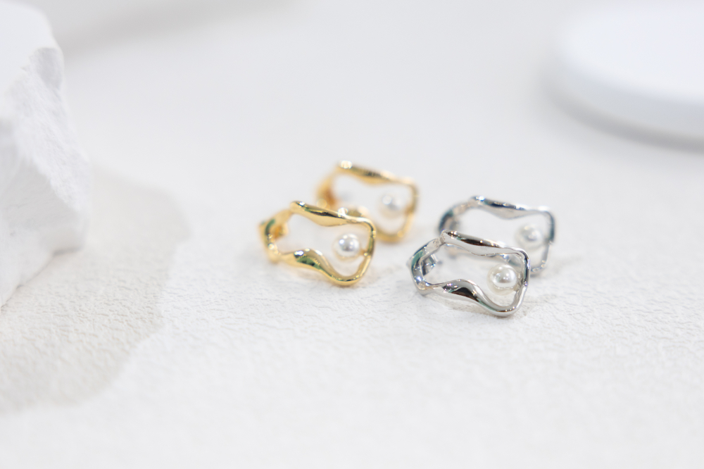 귀걸이 扭曲長空心橢圓珍珠耳環 / 金色