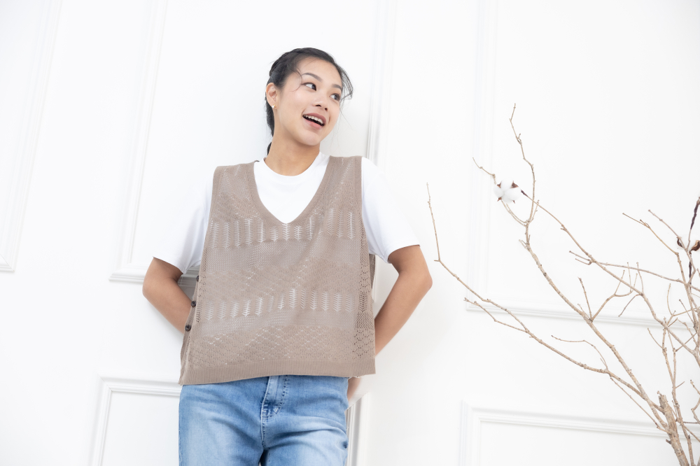 조끼 鈕扣洞洞簍空針織背心 / 奶茶色