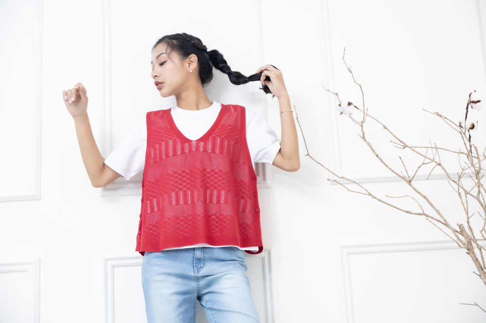 조끼 鈕扣洞洞簍空針織背心 / 紅色