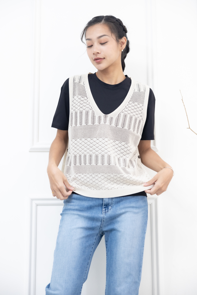 조끼 鈕扣洞洞簍空針織背心 / 米色