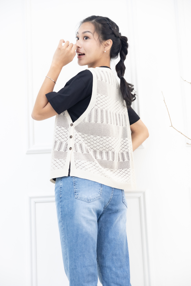 조끼 鈕扣洞洞簍空針織背心 / 米色