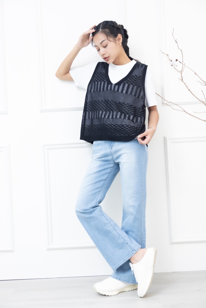 조끼 鈕扣洞洞簍空針織背心 / 黑色