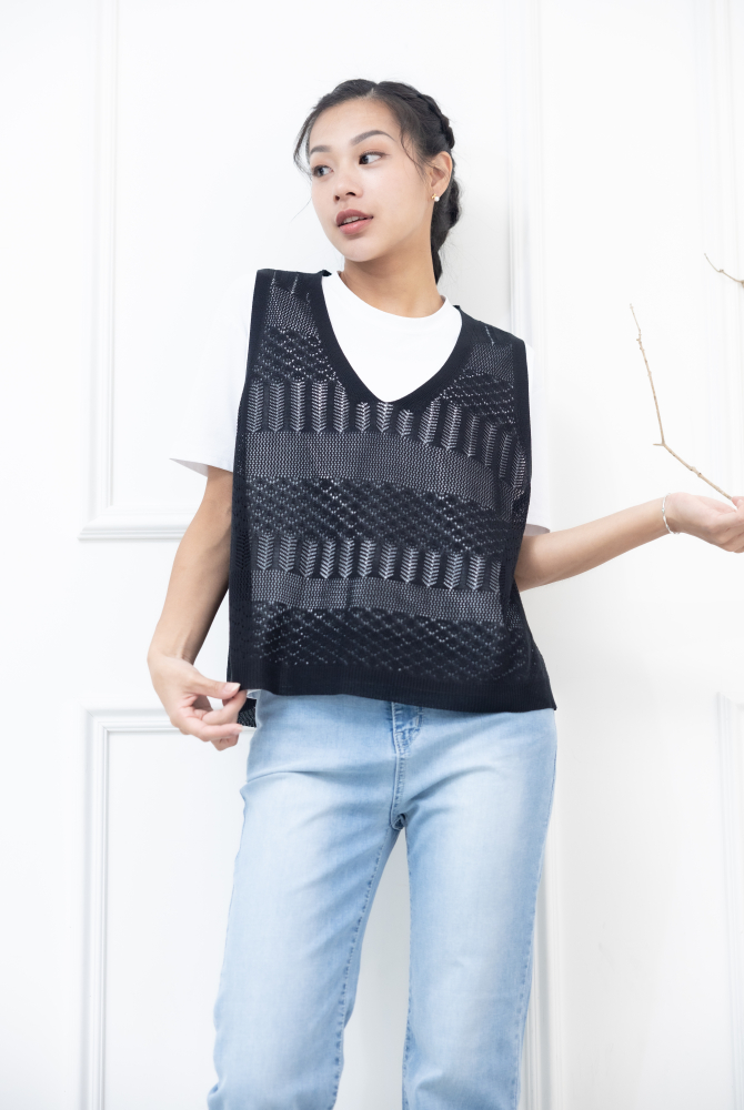 조끼 鈕扣洞洞簍空針織背心 / 黑色