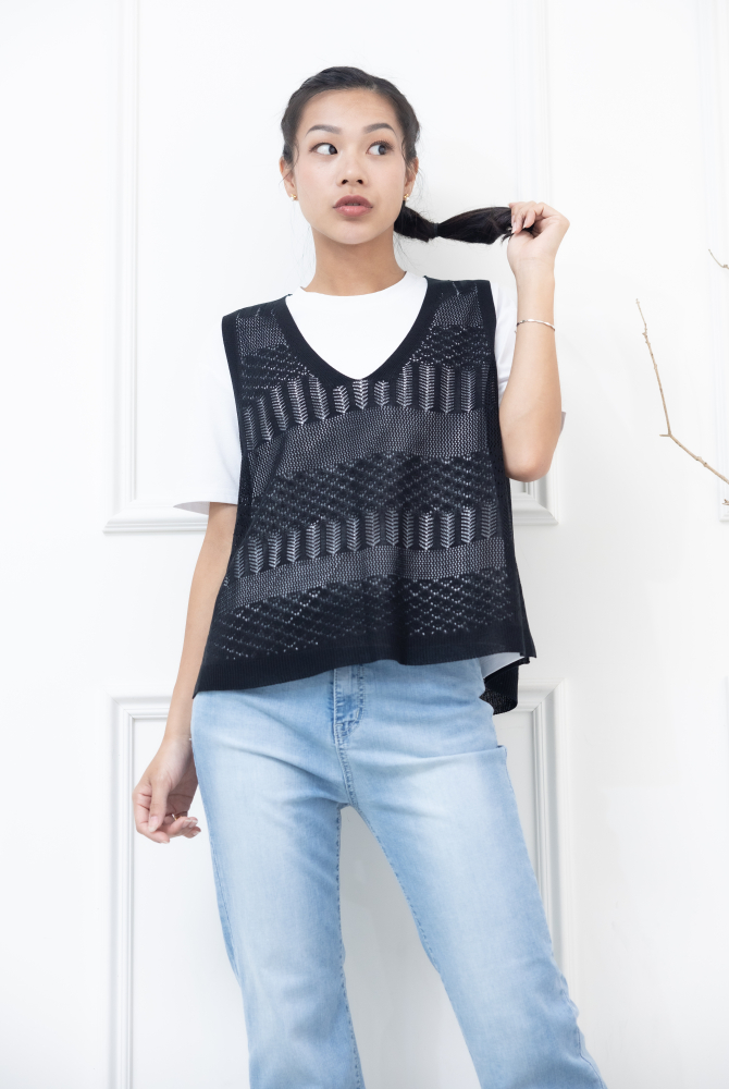 조끼 鈕扣洞洞簍空針織背心 / 黑色