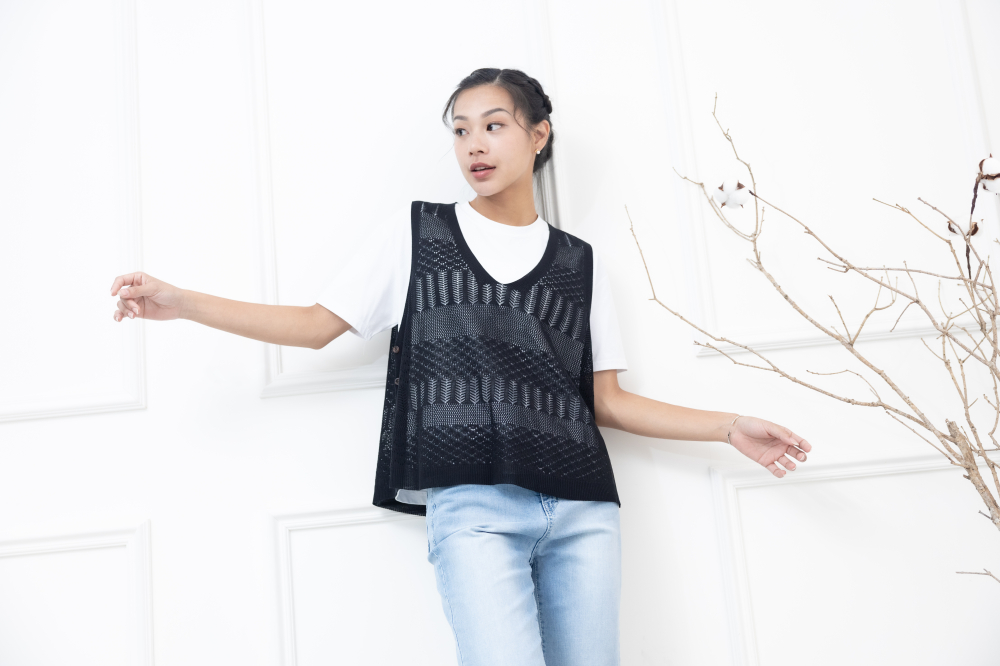 조끼 鈕扣洞洞簍空針織背心 / 黑色