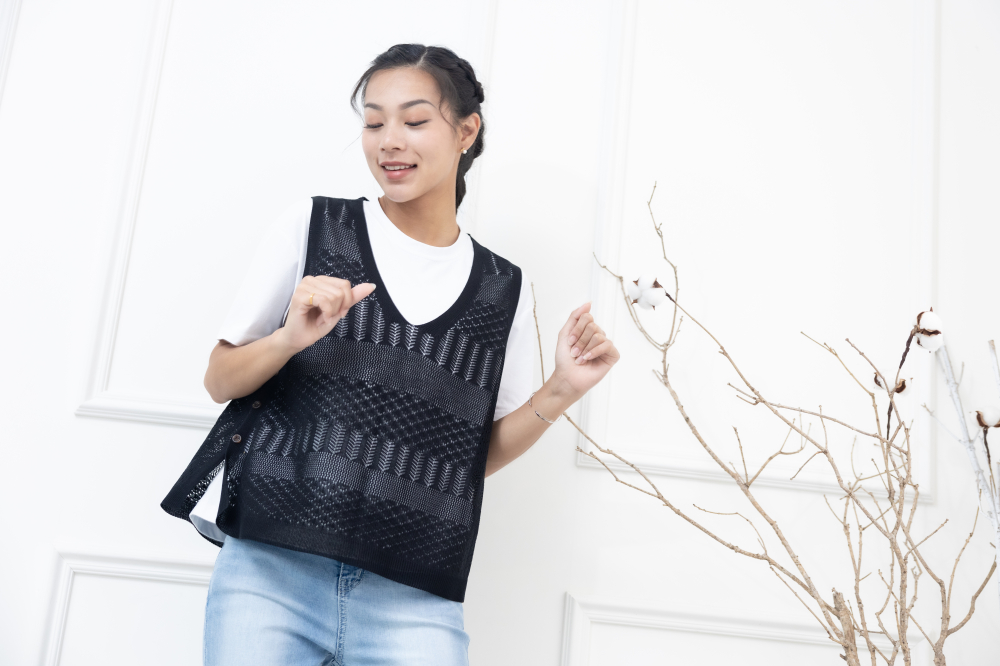 조끼 鈕扣洞洞簍空針織背心 / 黑色