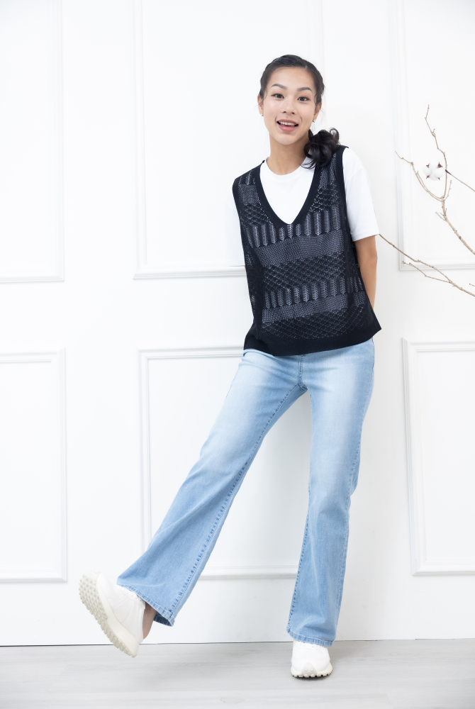 조끼 鈕扣洞洞簍空針織背心 / 黑色