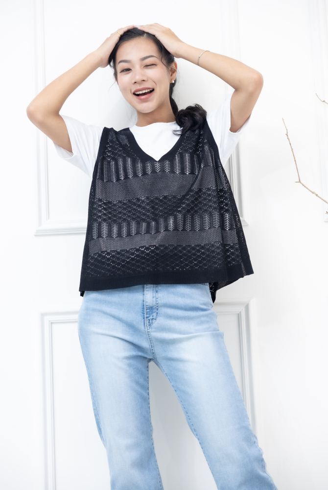 조끼 鈕扣洞洞簍空針織背心 / 黑色