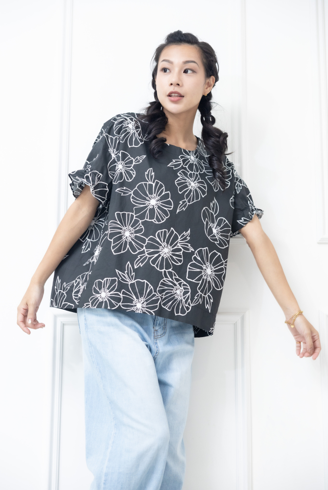 반팔 黑底白花線條上衣/ 黑色