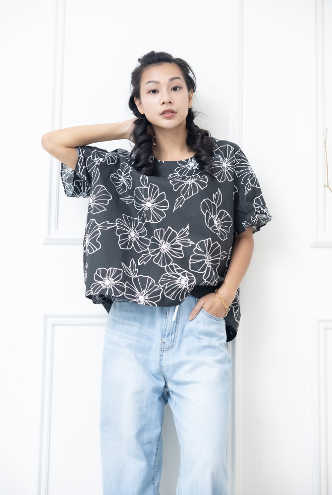 반팔 黑底白花線條上衣/ 黑色