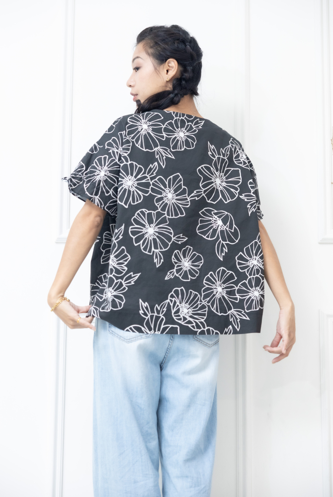 반팔 黑底白花線條上衣/ 黑色