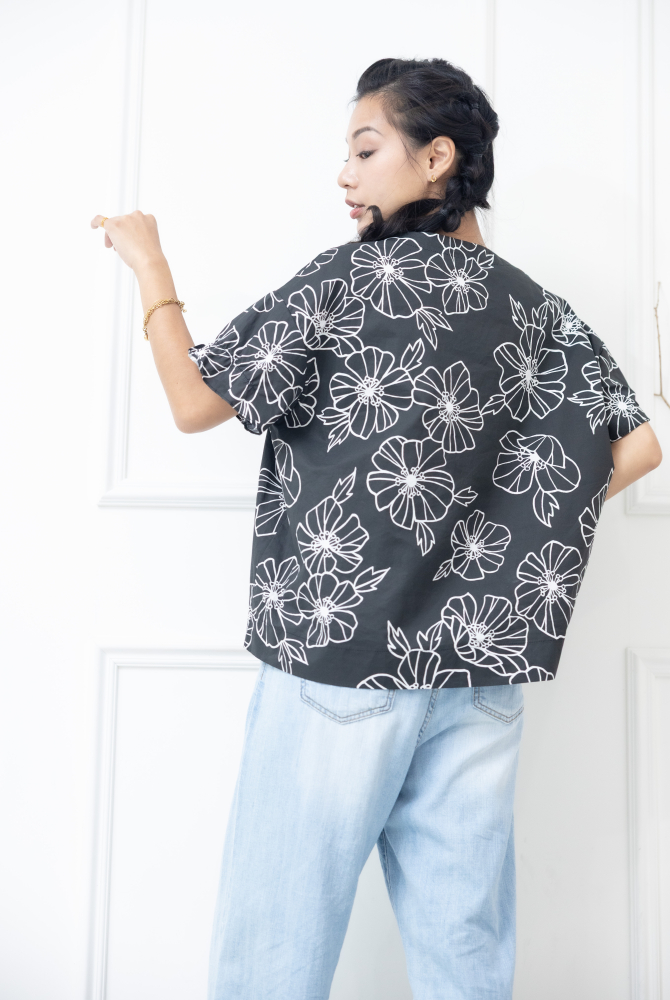 반팔 黑底白花線條上衣/ 黑色