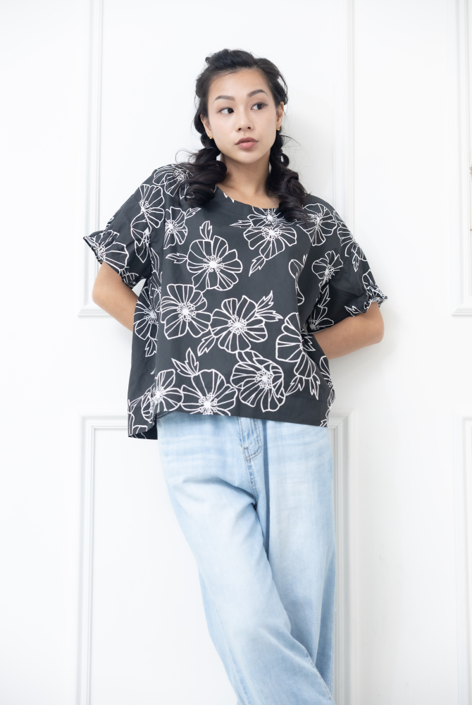 반팔 黑底白花線條上衣/ 黑色