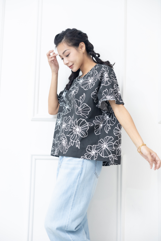 반팔 黑底白花線條上衣/ 黑色