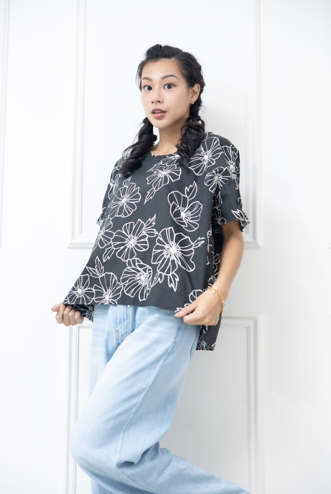 반팔 黑底白花線條上衣/ 黑色