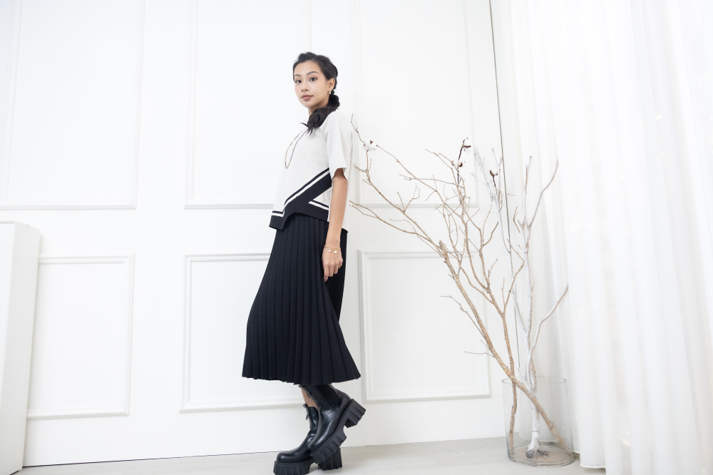 원피스 拼接V條壓褶假兩件洋裝/ 杏色 黑色壓褶