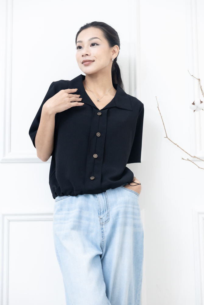 반팔黑色短袖襯衫領上衣/ 黑色