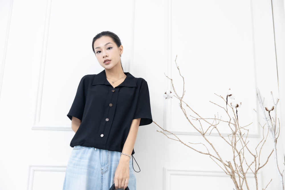 반팔黑色短袖襯衫領上衣/ 黑色