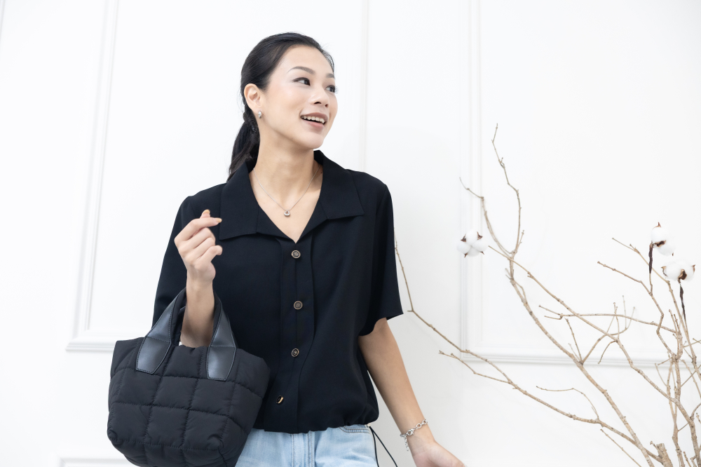 반팔黑色短袖襯衫領上衣/ 黑色