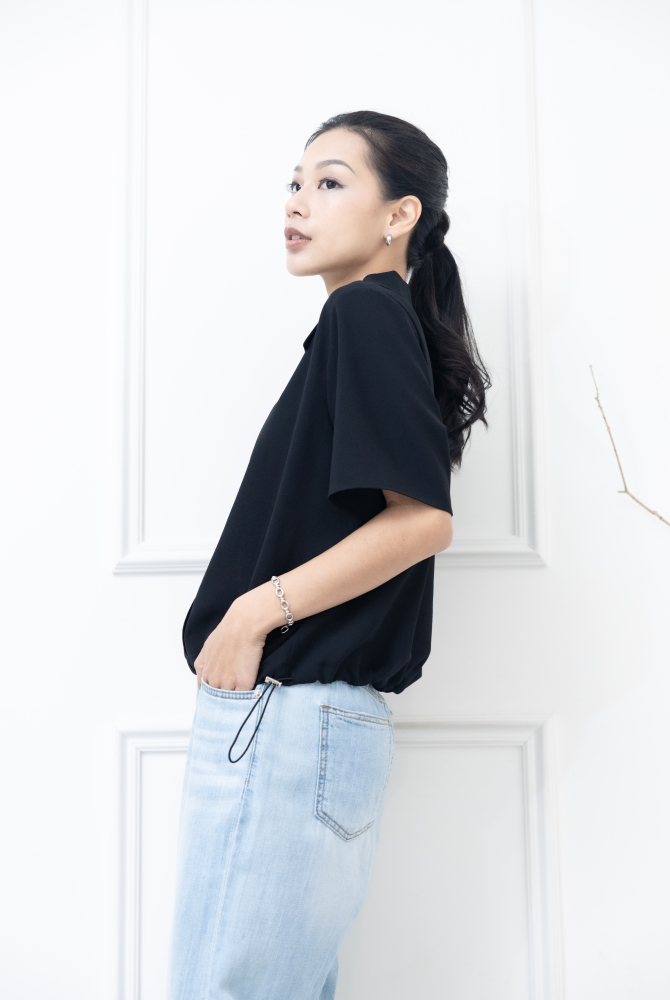 반팔黑色短袖襯衫領上衣/ 黑色