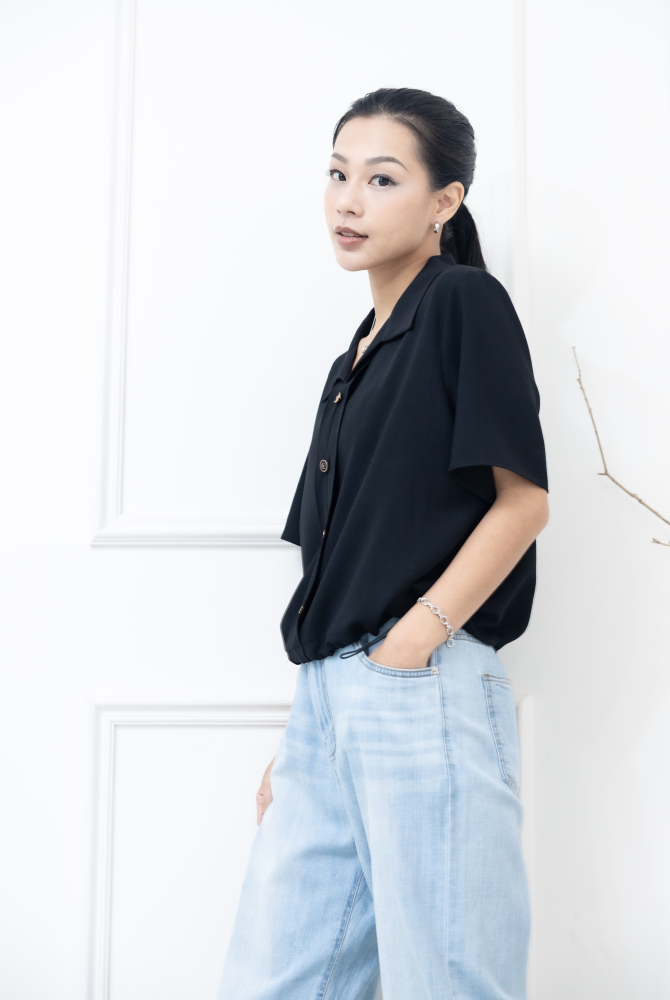 반팔黑色短袖襯衫領上衣/ 黑色