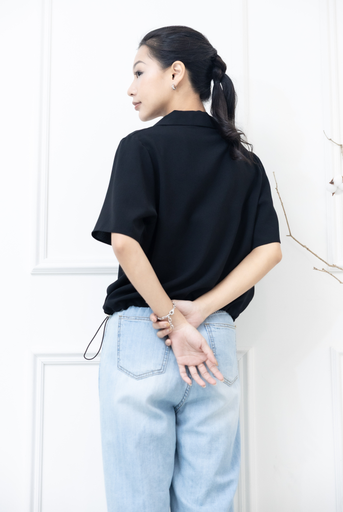 반팔黑色短袖襯衫領上衣/ 黑色