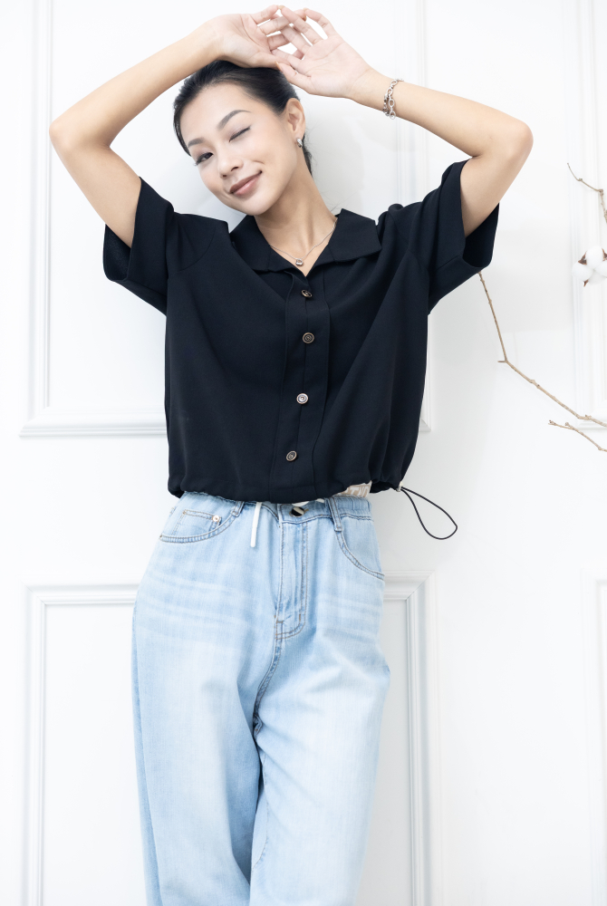 반팔黑色短袖襯衫領上衣/ 黑色