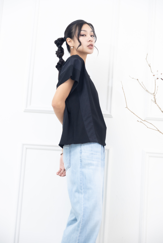 반팔 黑色壓紋拼接小蓋袖上衣/ 黑色