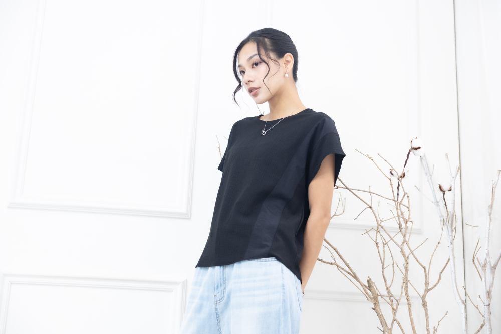 반팔 黑色壓紋拼接小蓋袖上衣/ 黑色