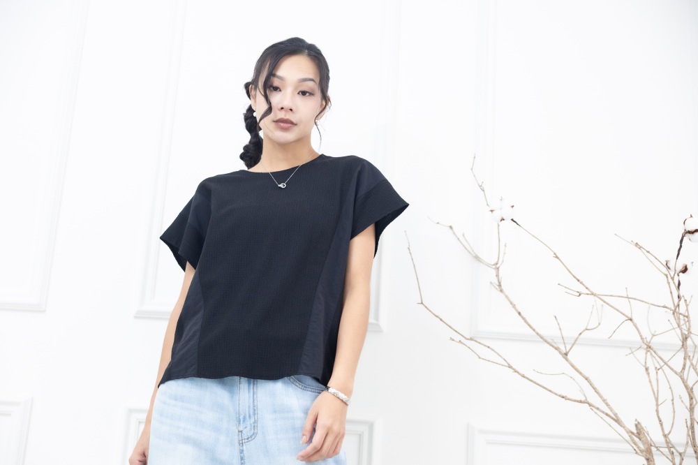 반팔 黑色壓紋拼接小蓋袖上衣/ 黑色