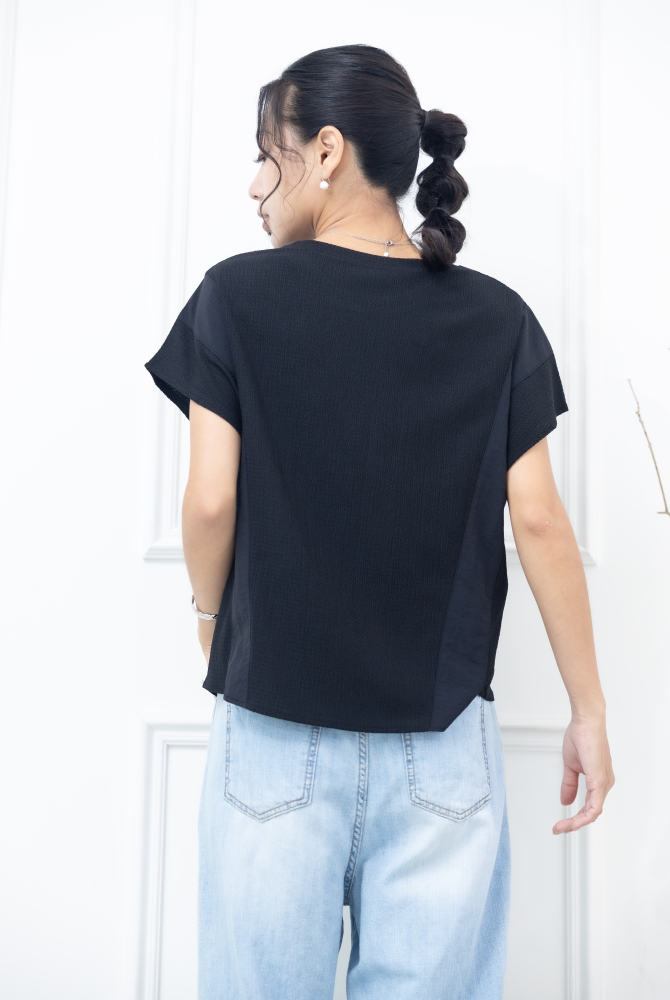 반팔 黑色壓紋拼接小蓋袖上衣/ 黑色