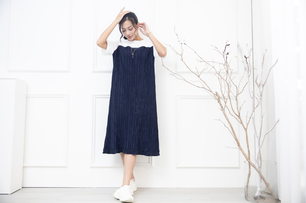 반팔 白深藍拼接百褶洋裝/ 深藍色