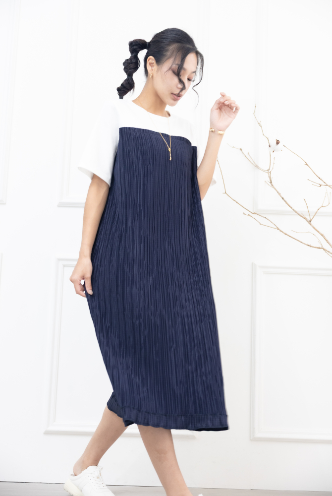 반팔 白深藍拼接百褶洋裝/ 深藍色