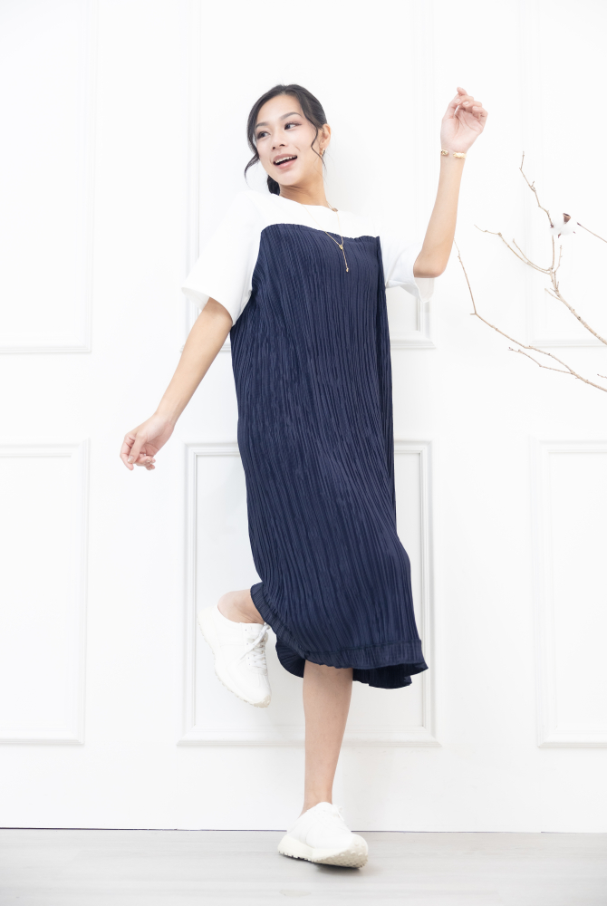 반팔 白深藍拼接百褶洋裝/ 深藍色