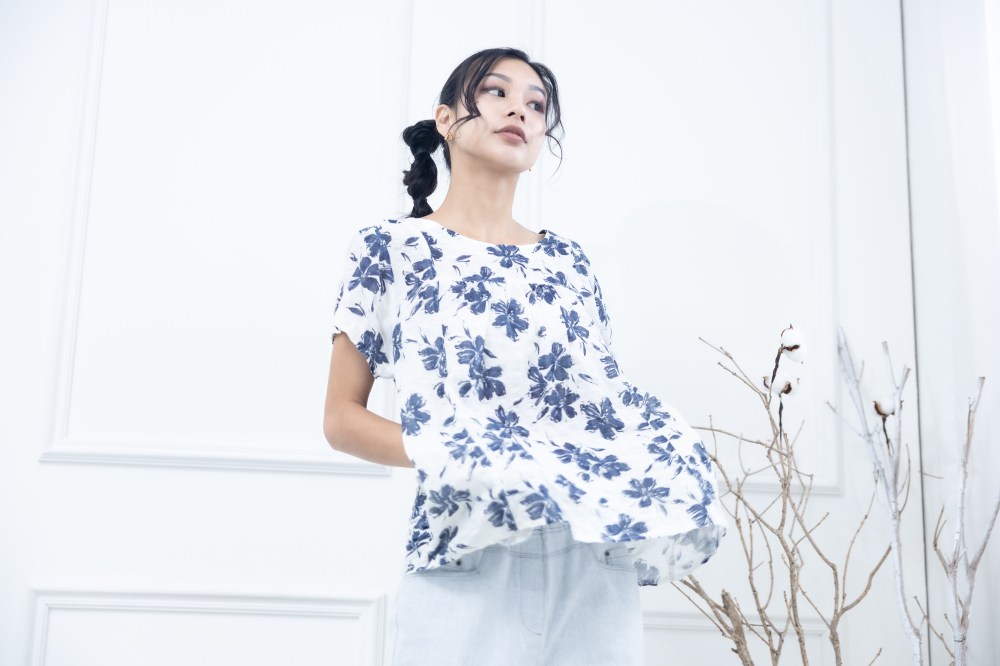 반팔 藍花紋皺摺棉麻上衣 / 米色