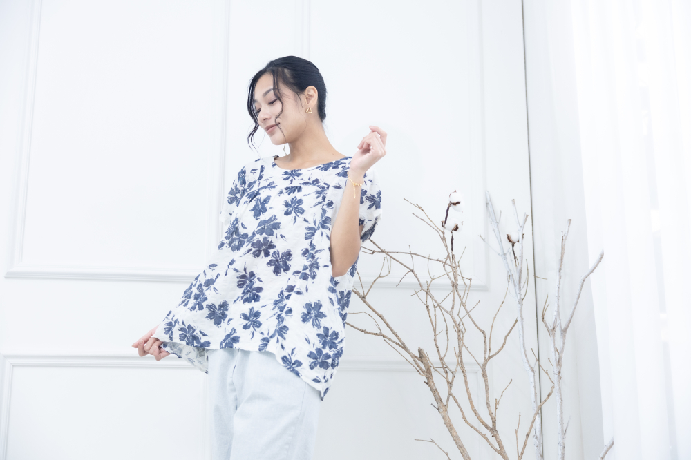 반팔 藍花紋皺摺棉麻上衣 / 米色