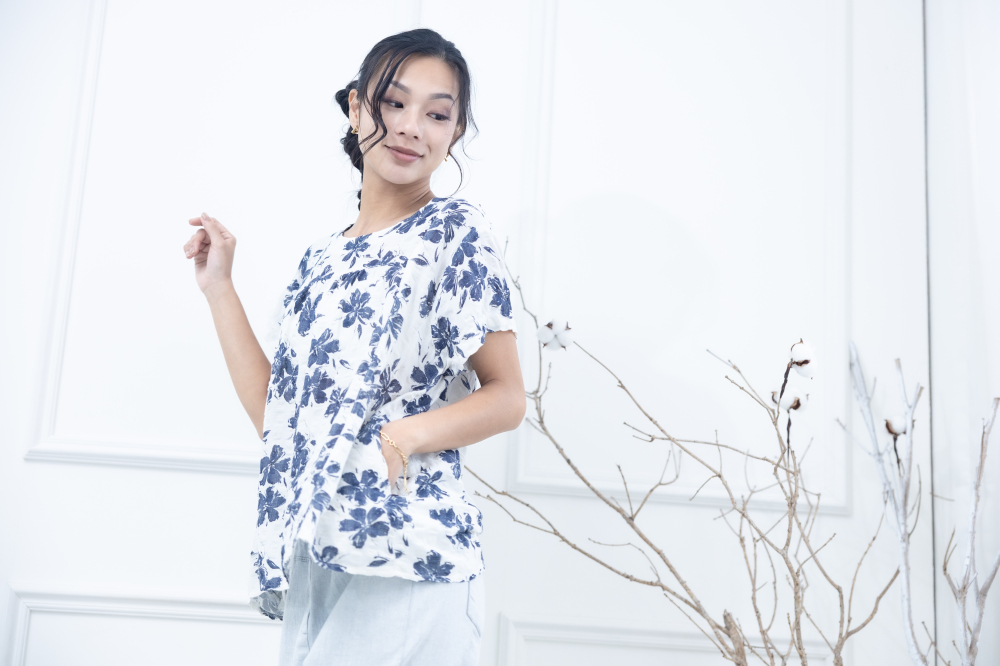 반팔 藍花紋皺摺棉麻上衣 / 米色