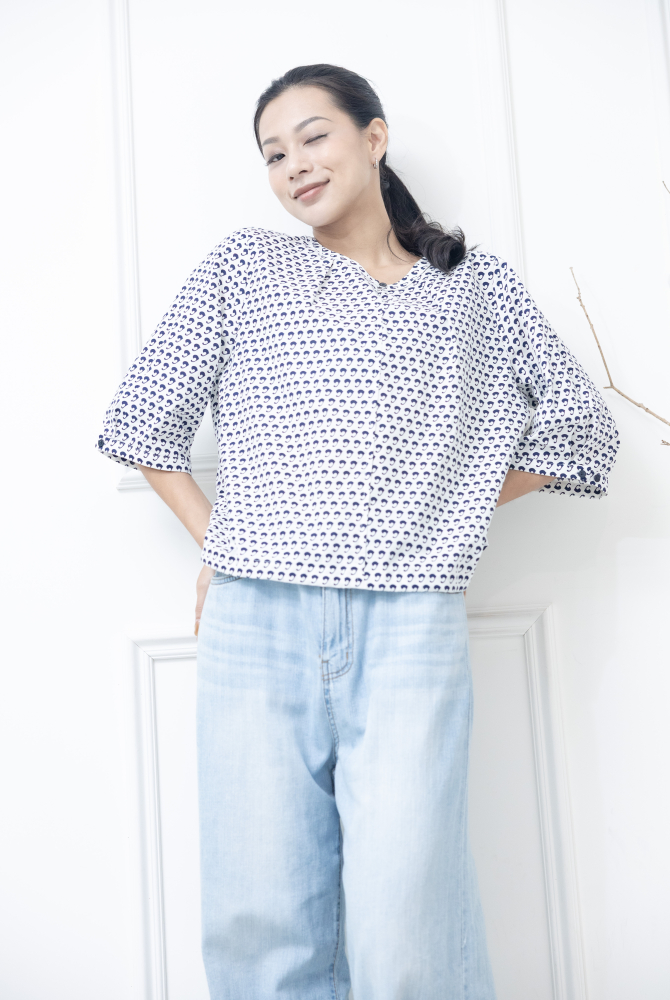 반팔白底藍紋圓領上衣/ 白色