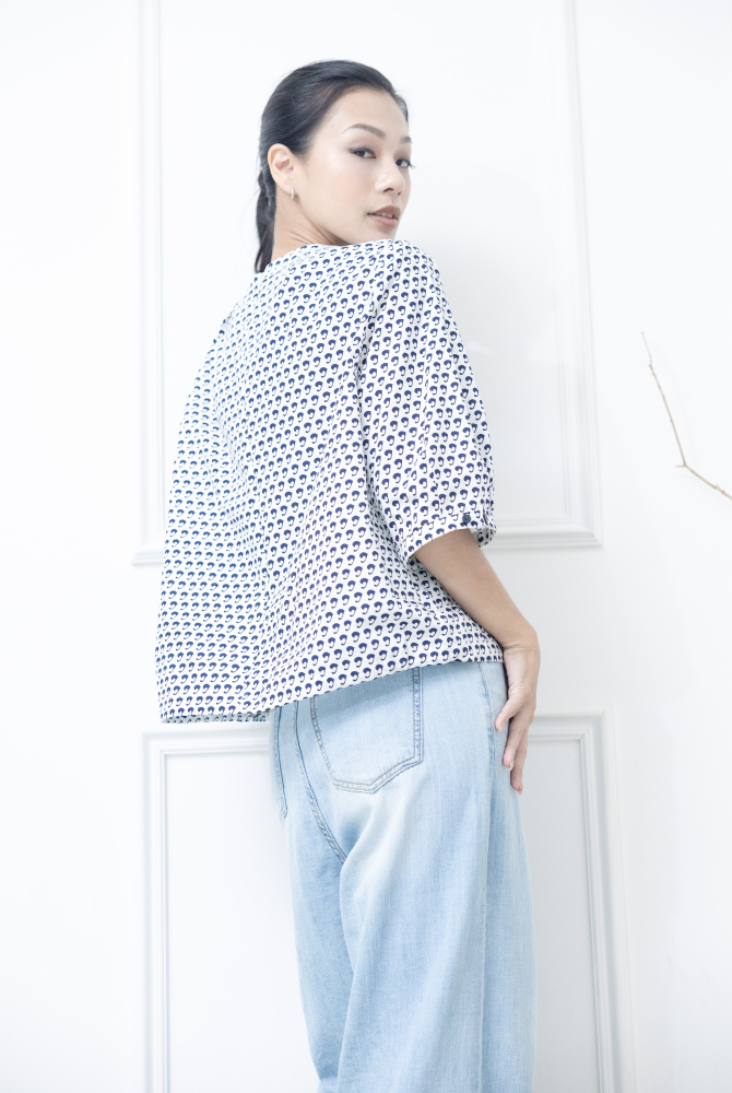 반팔白底藍紋圓領上衣/ 白色