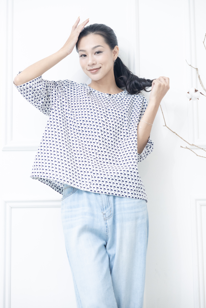 반팔白底藍紋圓領上衣/ 白色